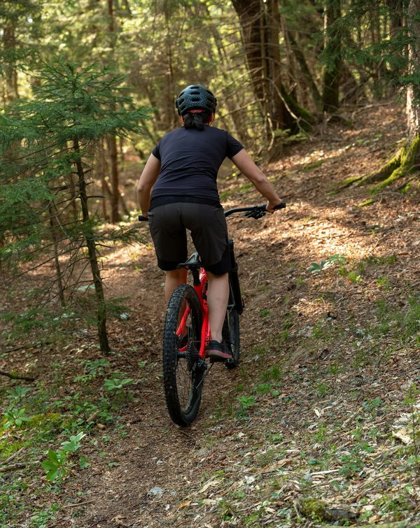 Casque de VTT pour femme : insistez sur le choix de matériau